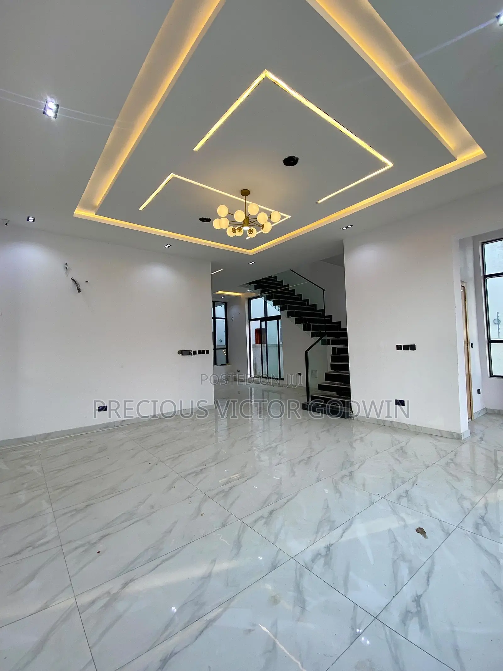 5bdrm Duplex in Chevron for sale