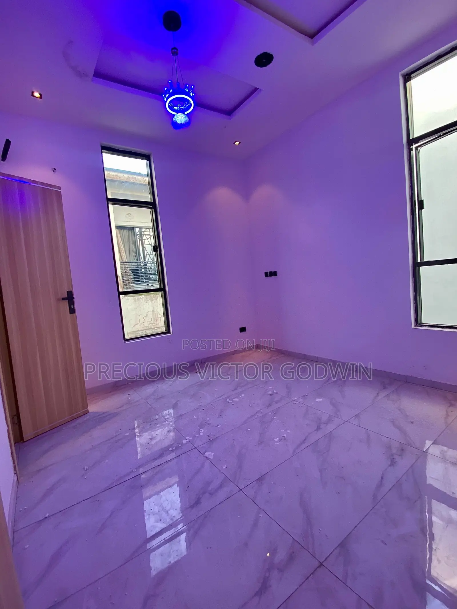 5bdrm Duplex in Chevron for sale