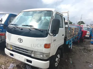 Toyota Dyna Trucks 2009 White