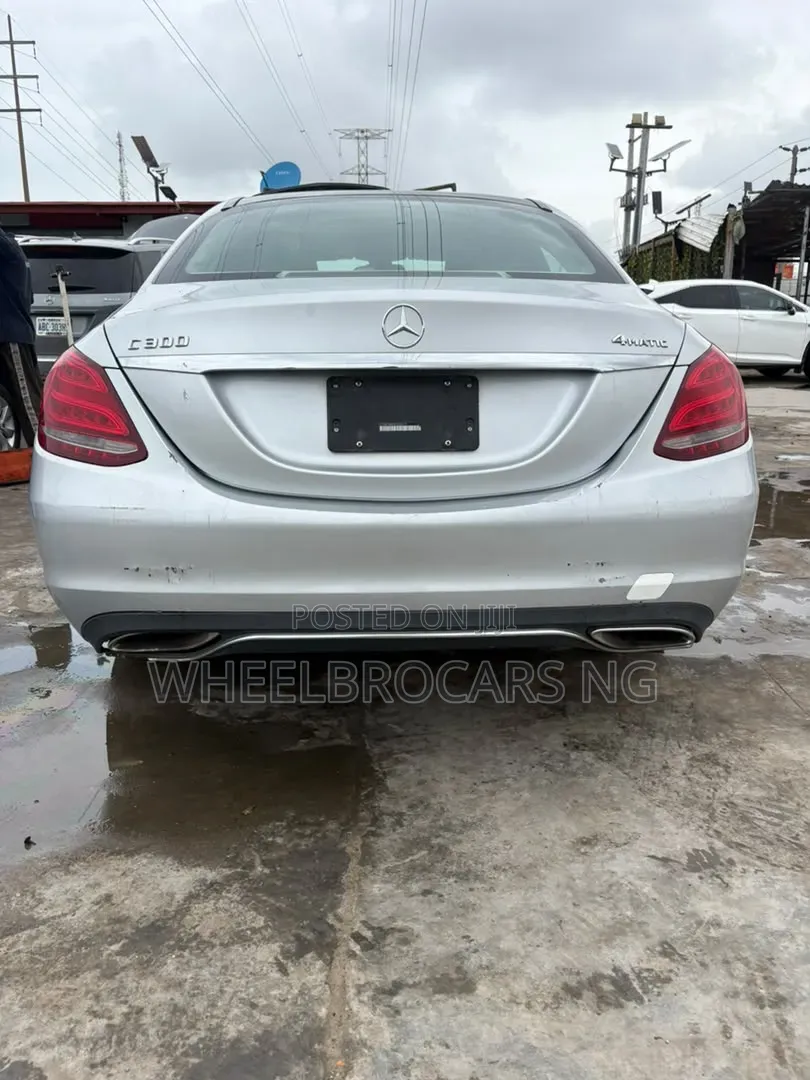 Mercedes-Benz C300 Luxury 4dr AWD 4Matic Sedan (2.0L 4cyl 7A) 2015