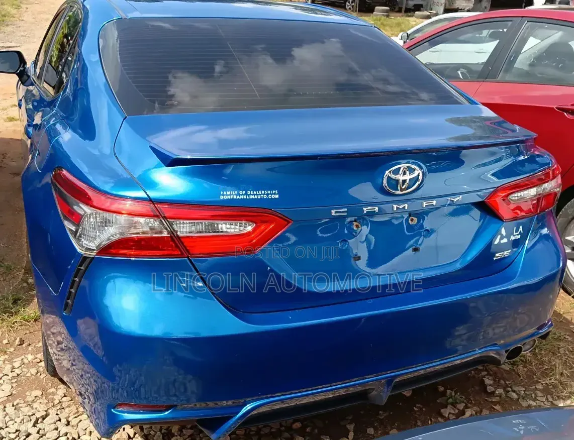 Toyota Camry SE FWD (2.5L 4cyl 8AM) 2018 Blue