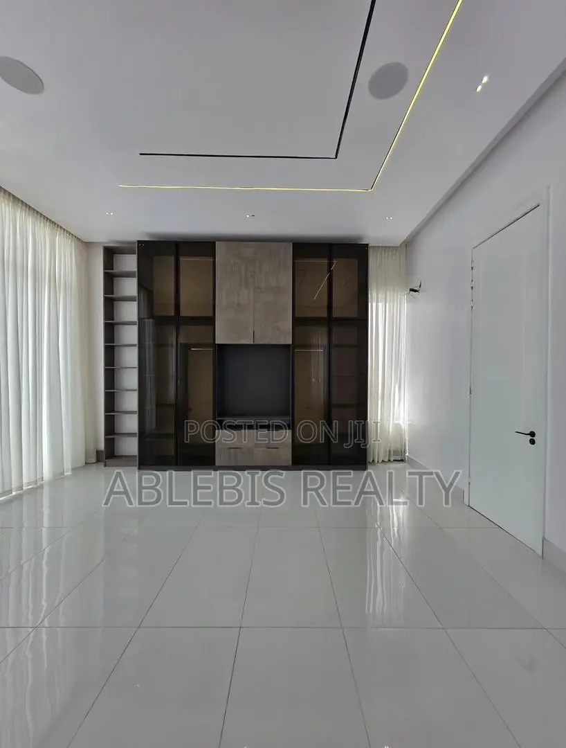 5bdrm Duplex in Ikota for sale