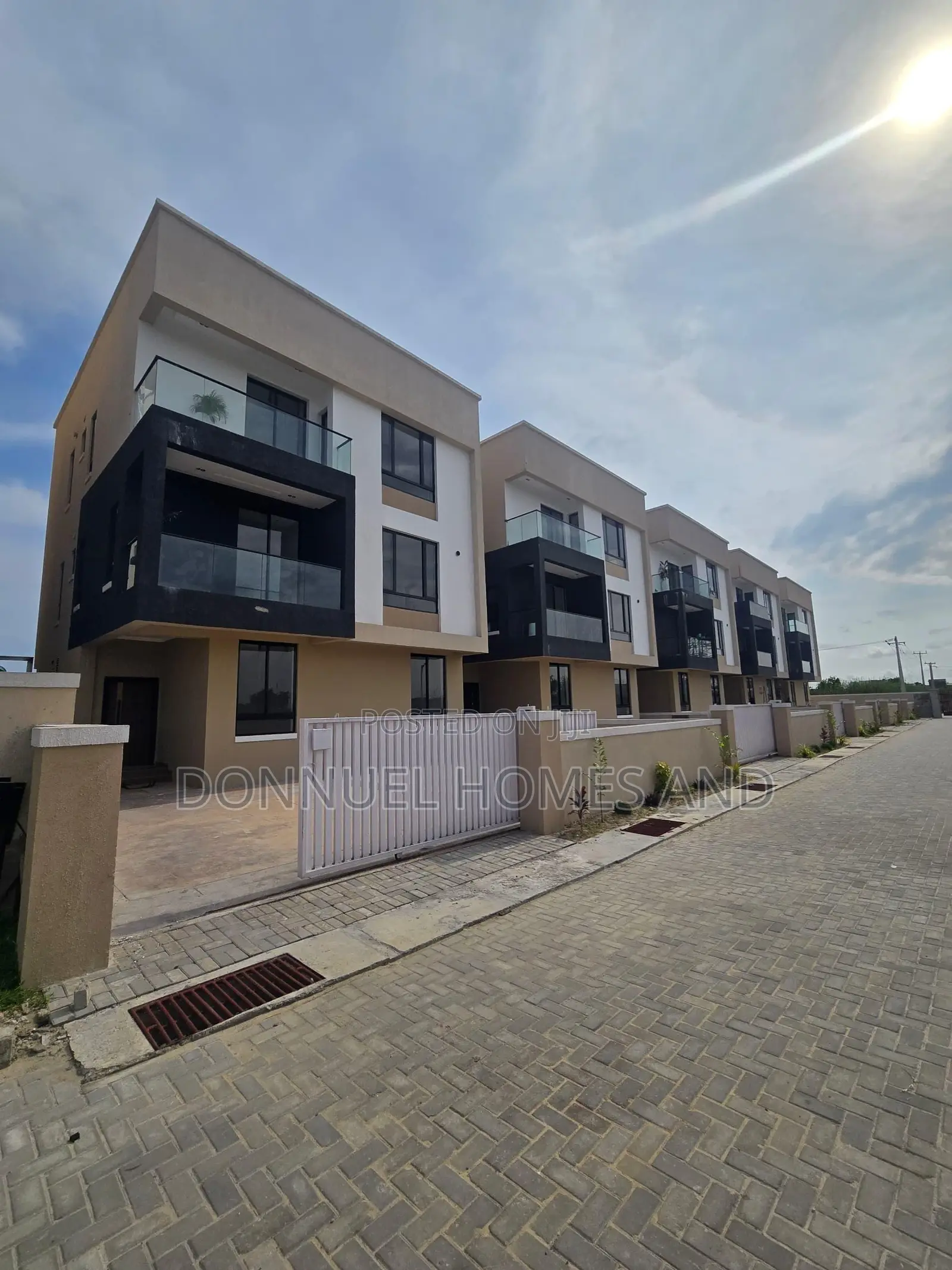 5bdrm Duplex in Osapa london for sale