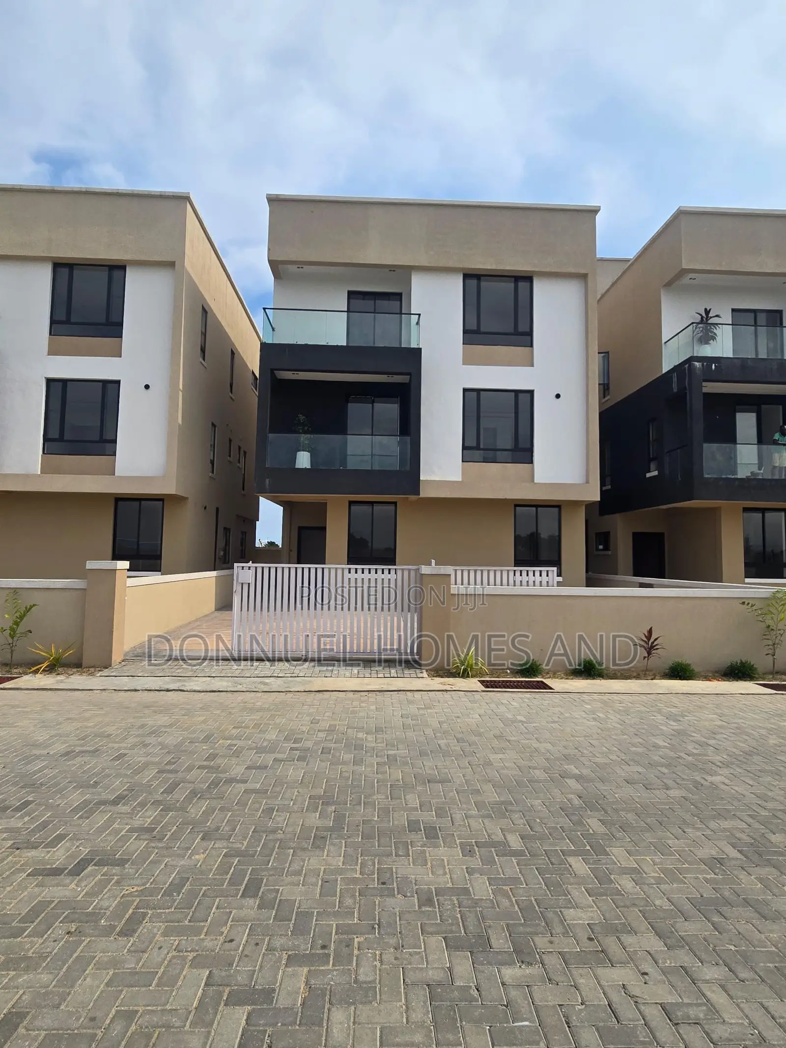 5bdrm Duplex in Osapa london for sale