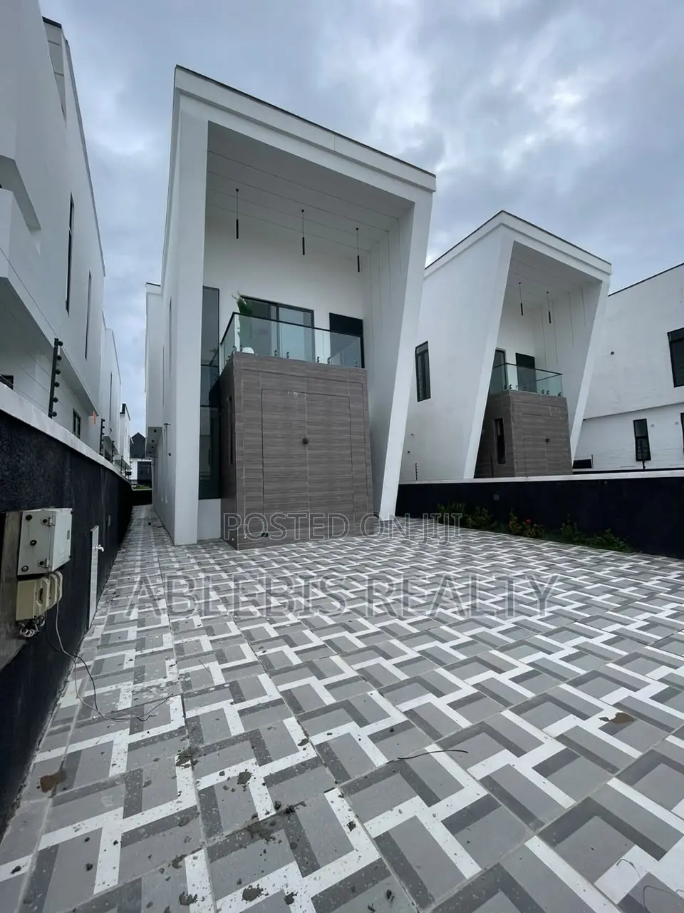 5bdrm Duplex in Orchid, Lekki Phase 2 for sale