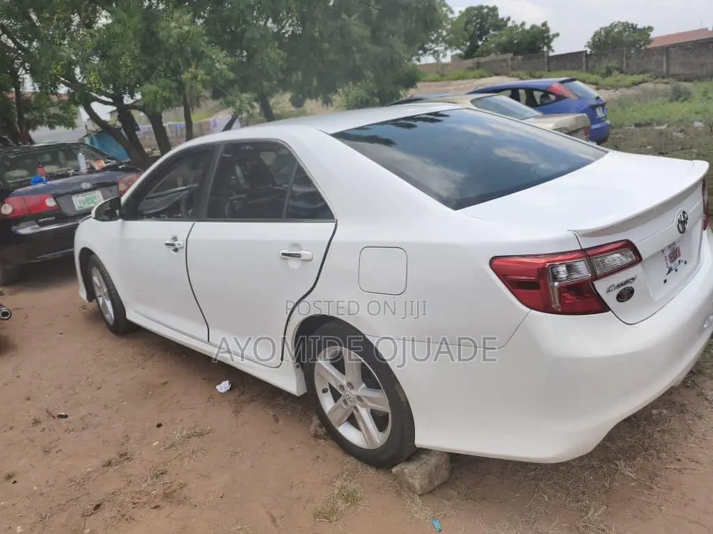 Toyota Camry SE 4dr Sedan (2.5L 4cyl 6A) 2013 White