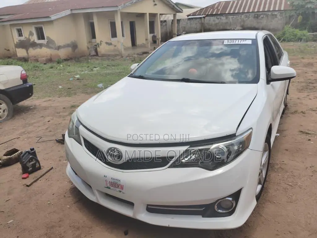 Toyota Camry SE 4dr Sedan (2.5L 4cyl 6A) 2013 White