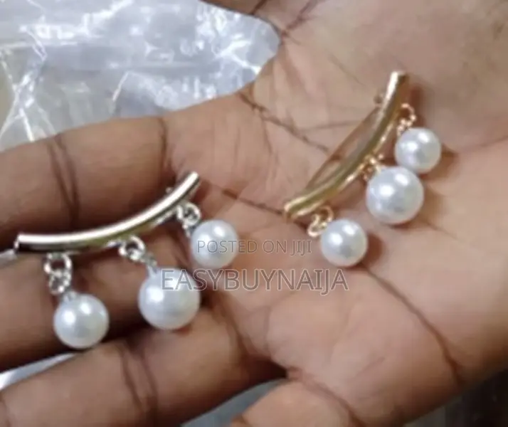 Anti Light Brooch With Pearl