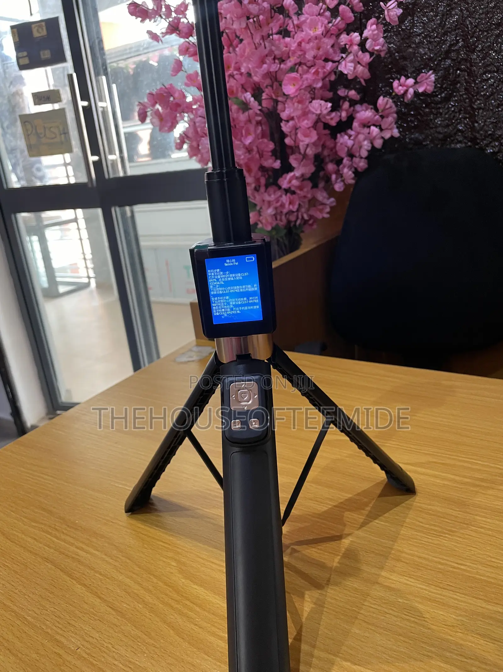CL07 Tripod Wit Screen Projector