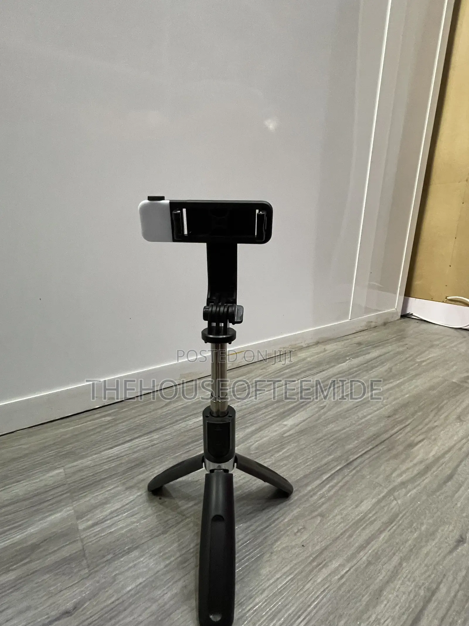 L02s Selfie Stick With Light