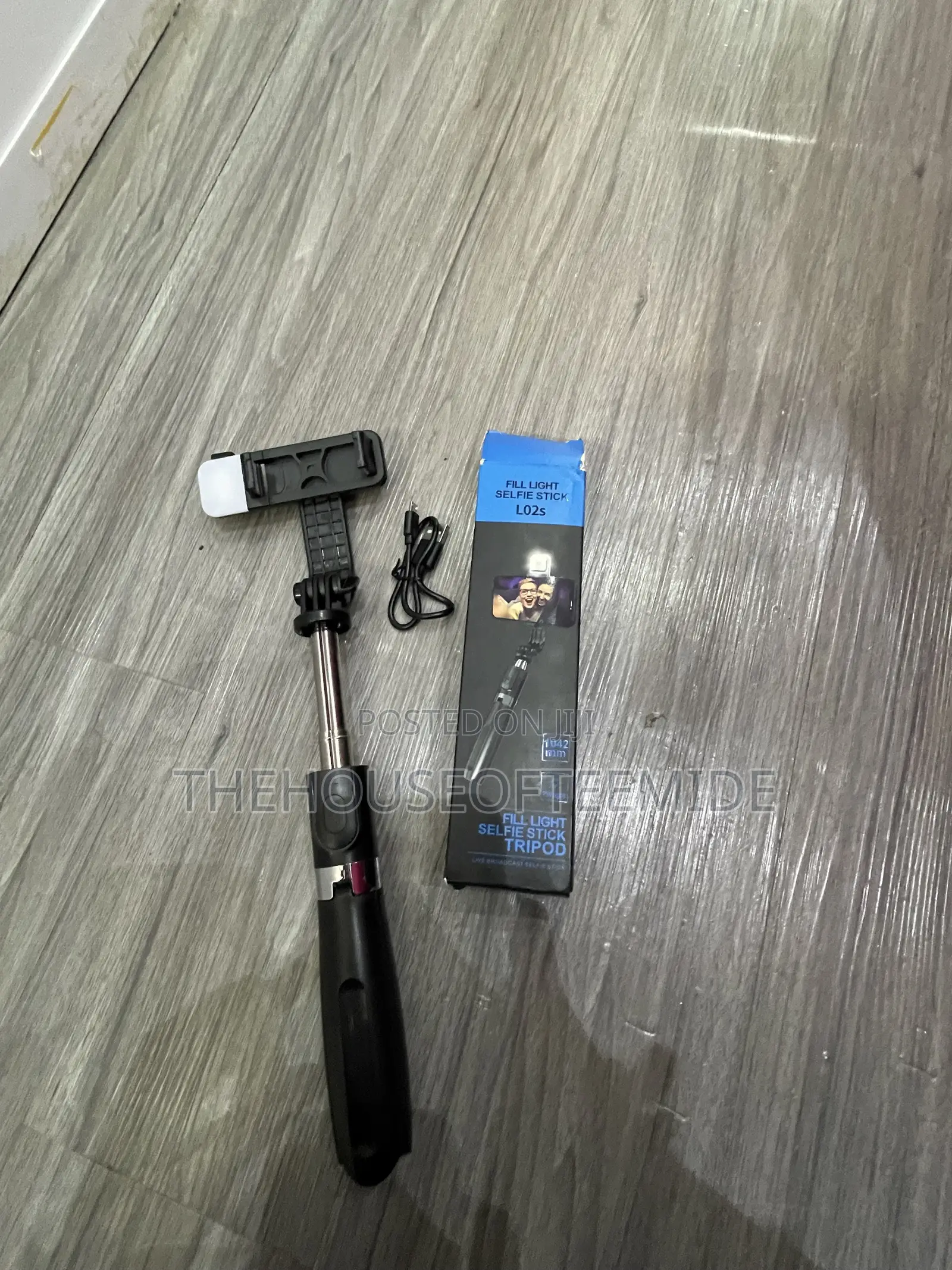L02s Selfie Stick With Light