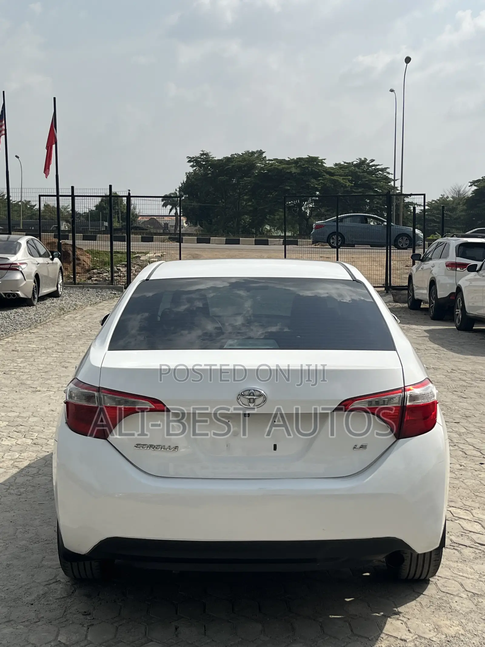 Toyota Corolla LE 4dr Sedan (1.8L 4cyl CVT) 2015 White