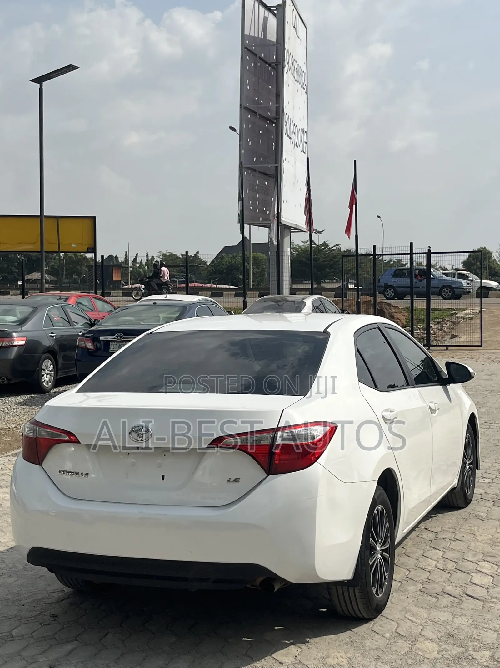 Toyota Corolla LE 4dr Sedan (1.8L 4cyl CVT) 2015 White