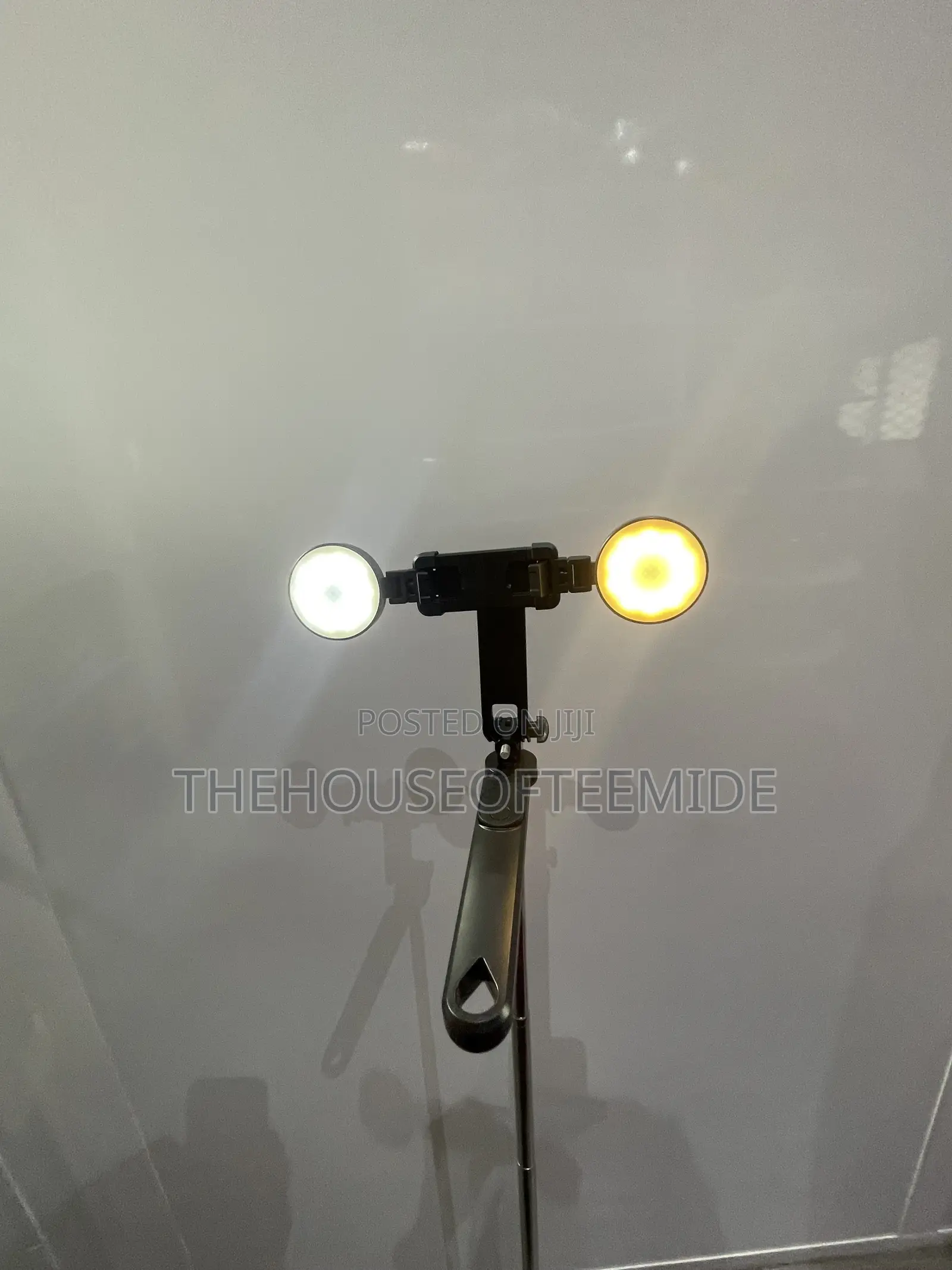 Q180K Rotating Tripod With Mobile Light