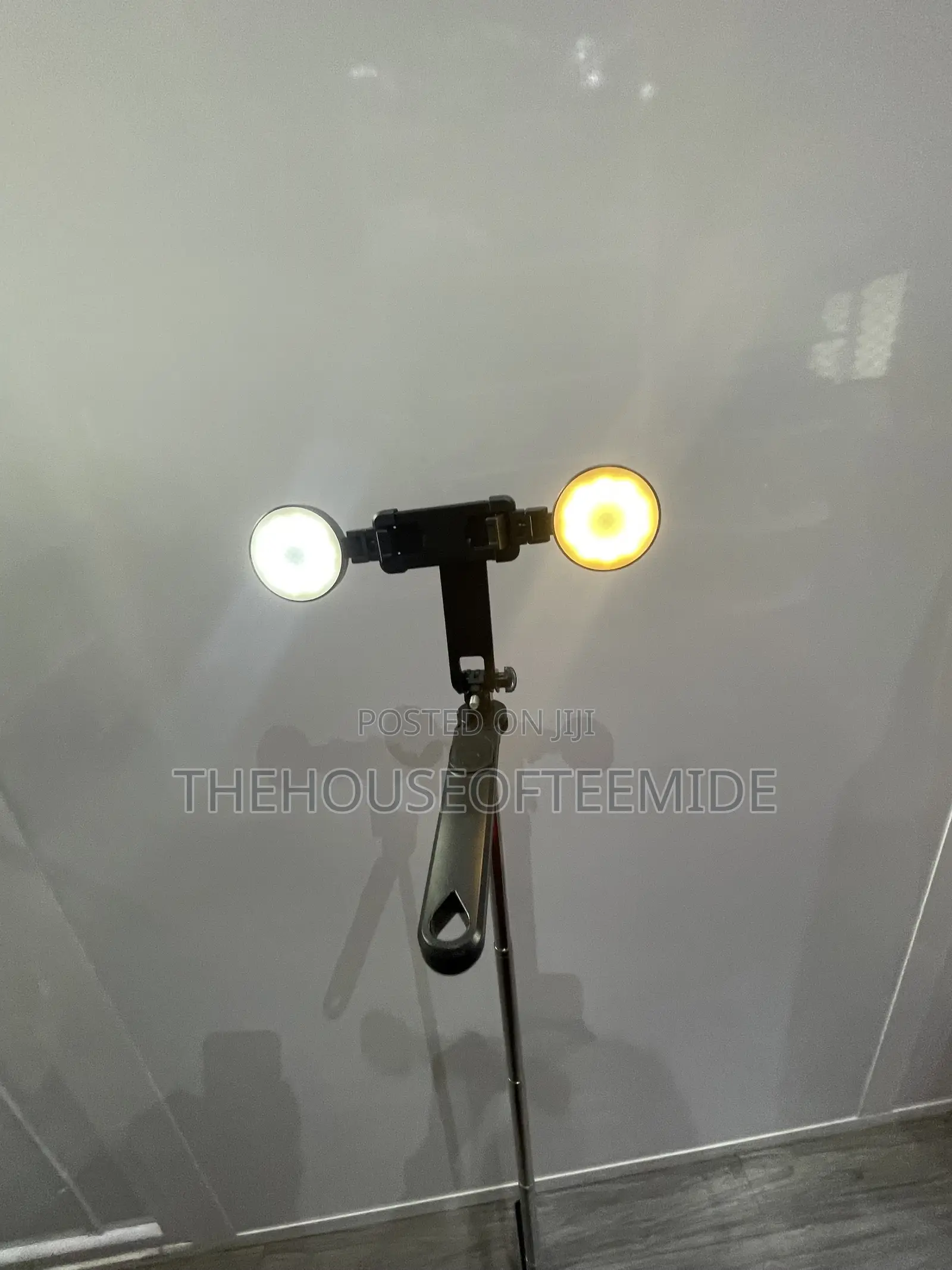 Q180K Rotating Tripod With Mobile Light