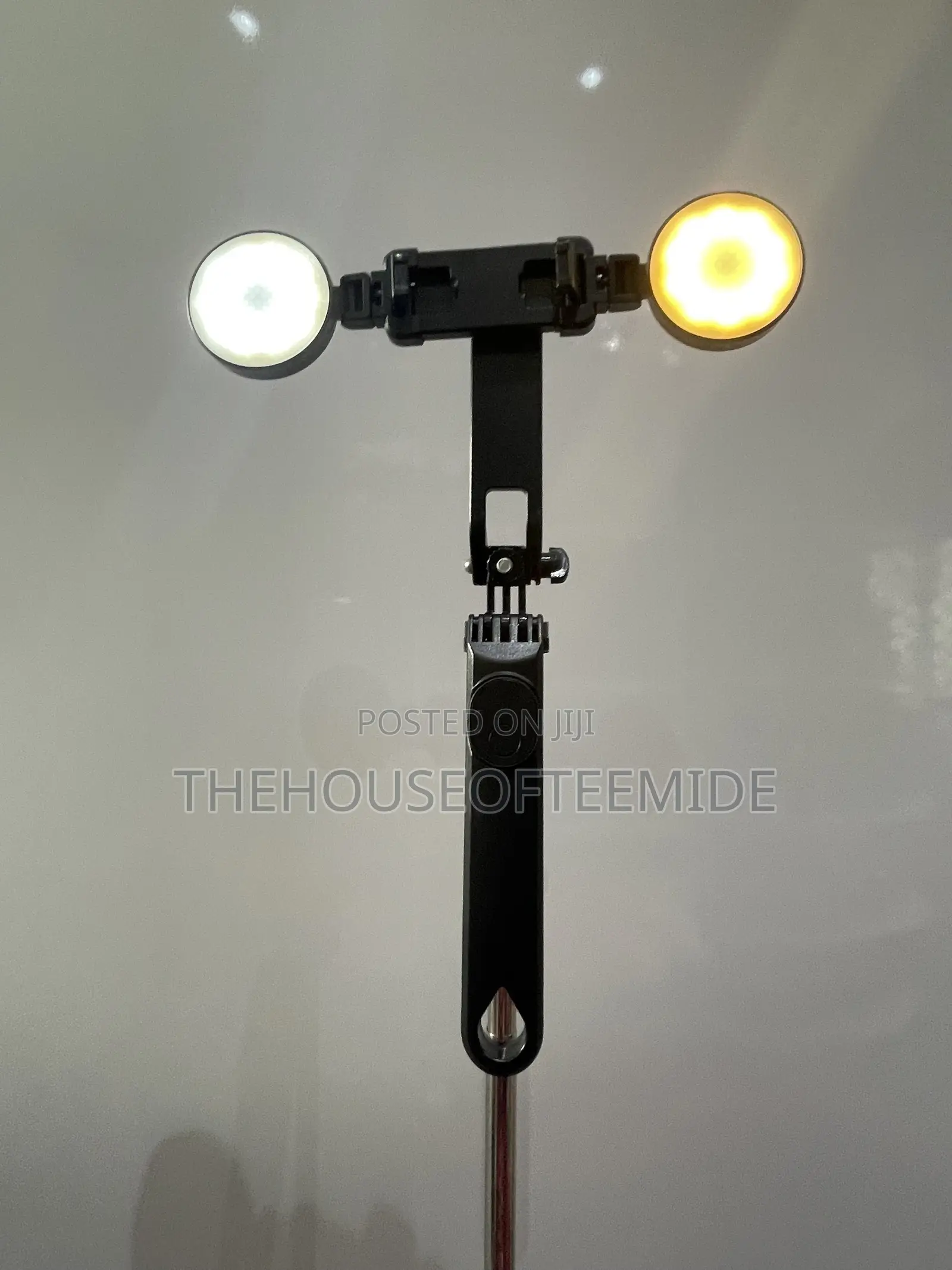 Q180K Rotating Tripod With Mobile Light