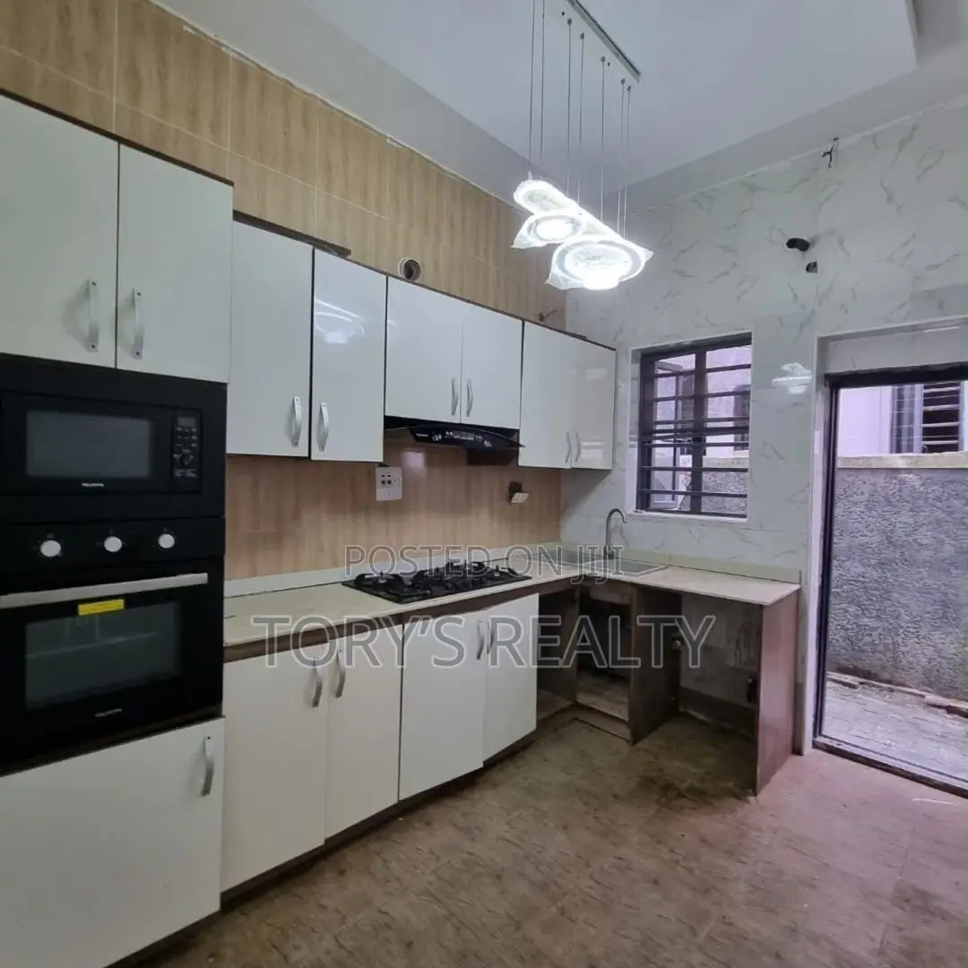 4bdrm Townhouse/Terrace in Lekki Phase 2 for sale