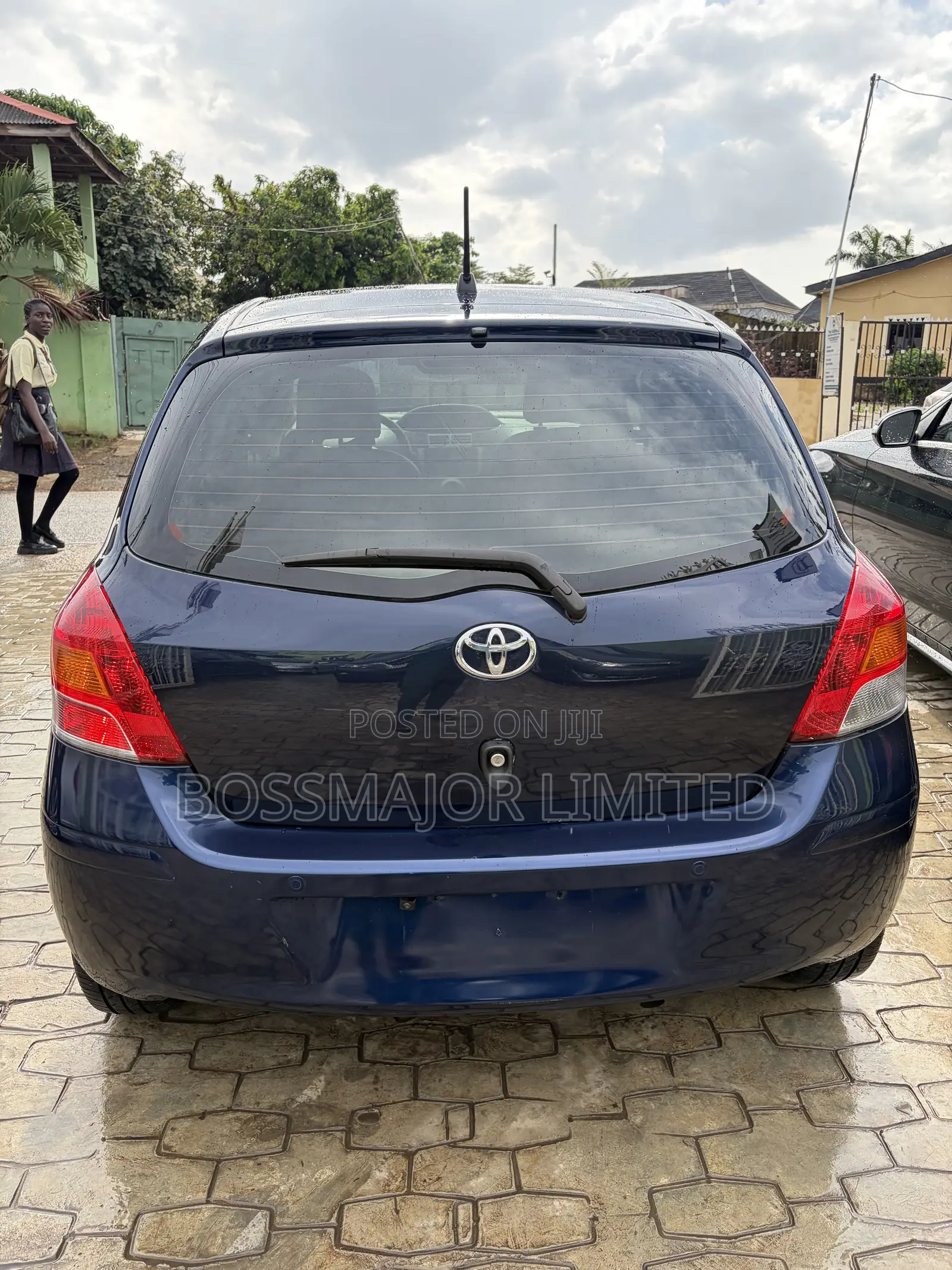 Toyota Yaris Base Sedan 4dr 2010 Blue