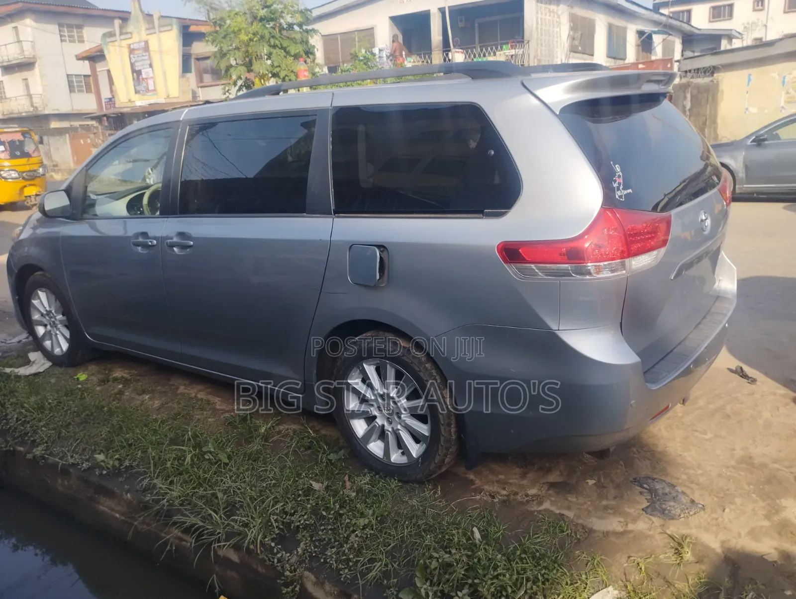 Toyota Sienna XLE 8-Passenger 4dr Minivan (3.5L 6cyl 6A) 2014 Silver