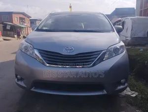 Toyota Sienna XLE 8-Passenger 4dr Minivan (3.5L 6cyl 6A) 2014 Silver