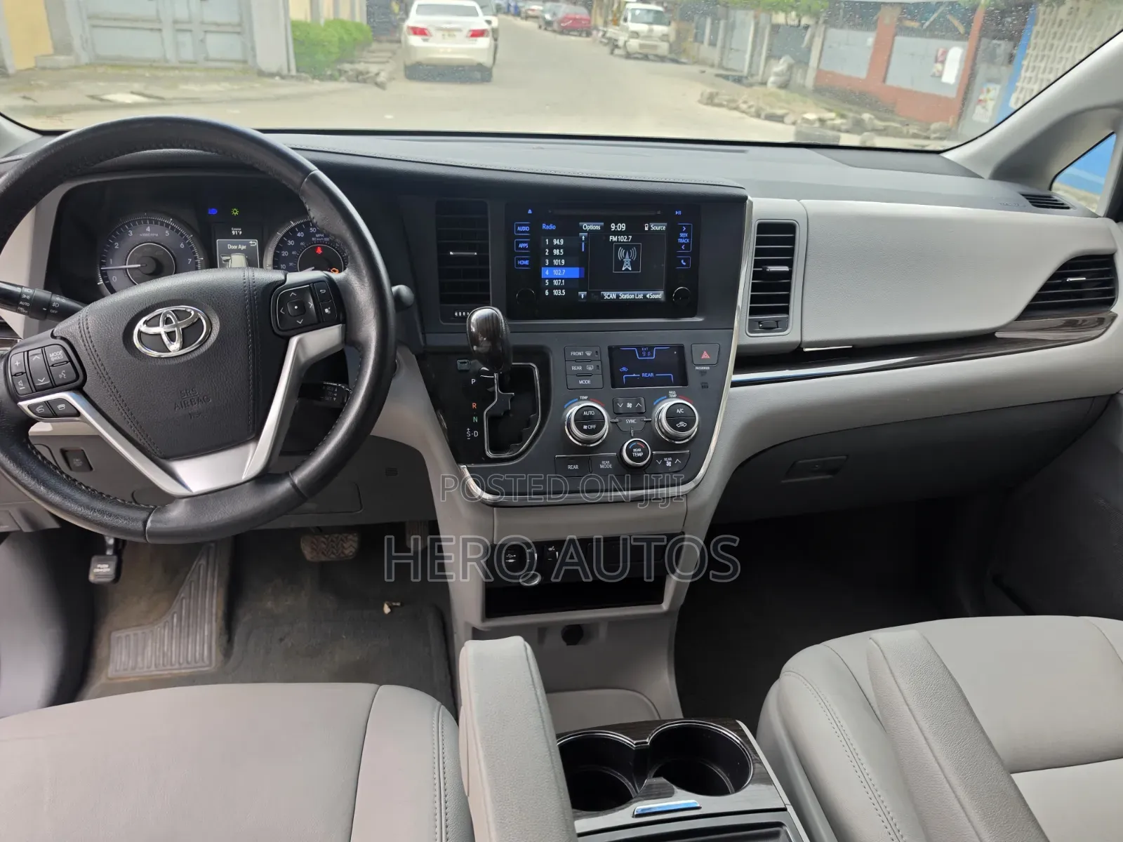 Toyota Sienna XLE Premium 8-Passenger 4dr Minivan (3.5L 6cyl 6A) 2015