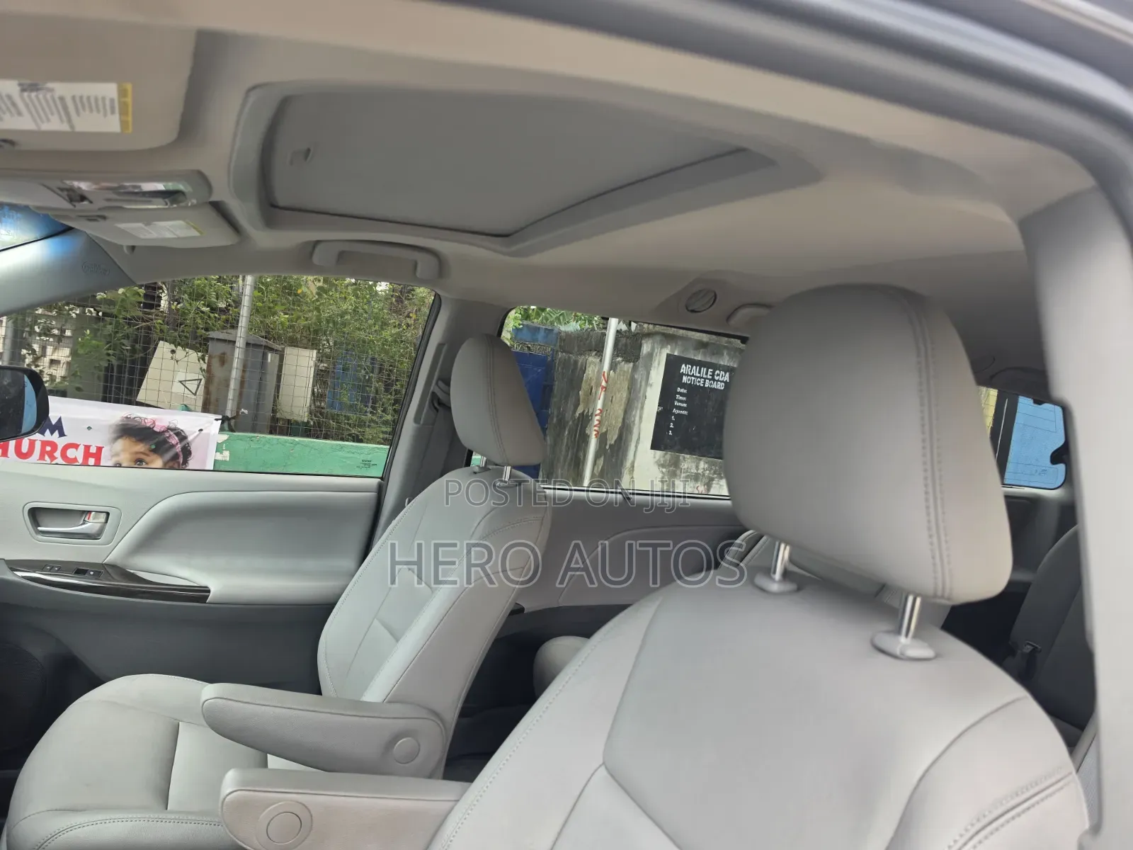 Toyota Sienna XLE Premium 8-Passenger 4dr Minivan (3.5L 6cyl 6A) 2015