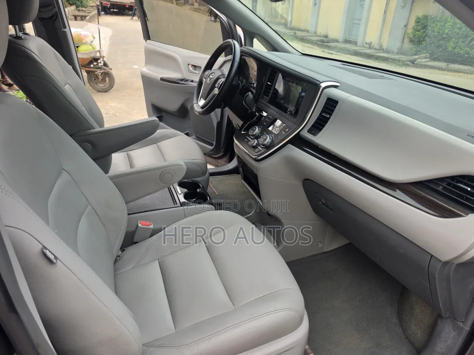 Toyota Sienna XLE Premium 8-Passenger 4dr Minivan (3.5L 6cyl 6A) 2015