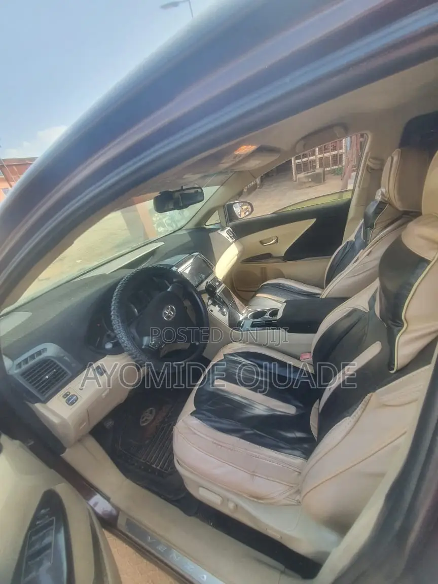 Toyota Venza 2010 Gold