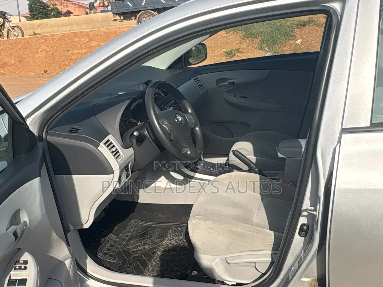 Toyota Corolla LE 4dr Sedan (1.8L 4cyl 4A) 2013 Silver
