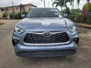 Toyota Highlander XLE 2021 Blue