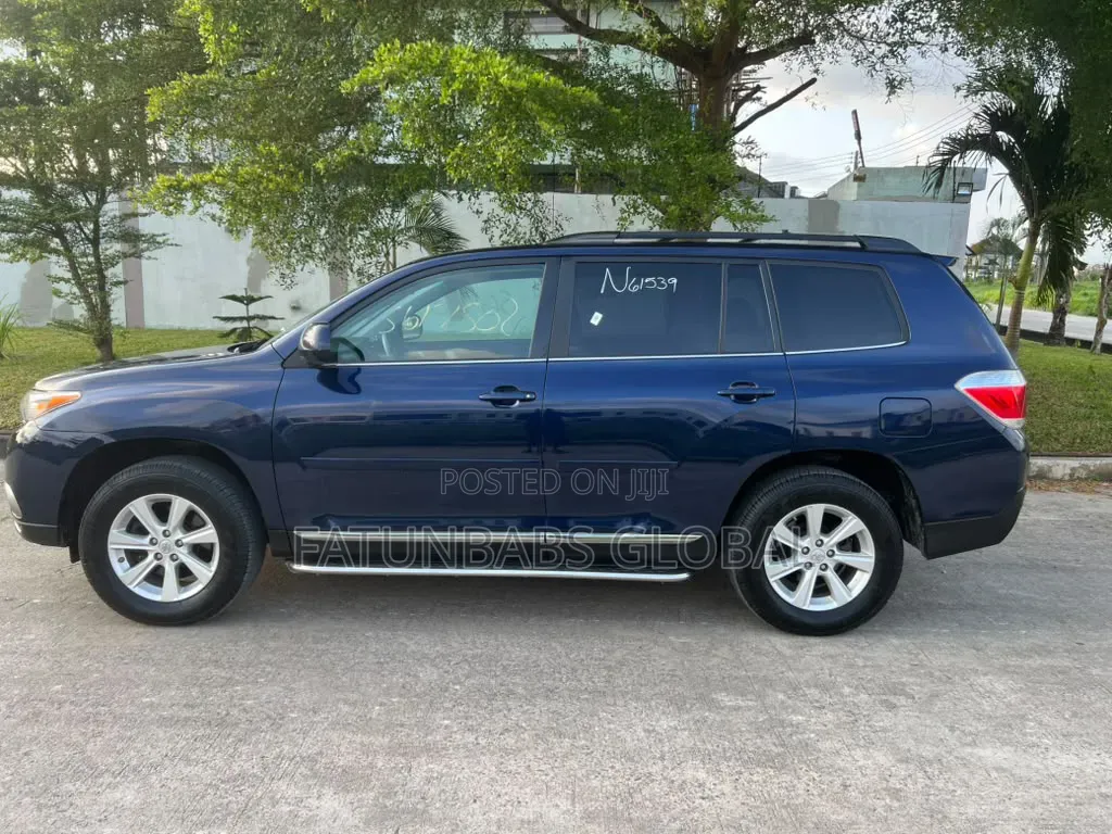 Toyota Highlander SE 2011 Blue