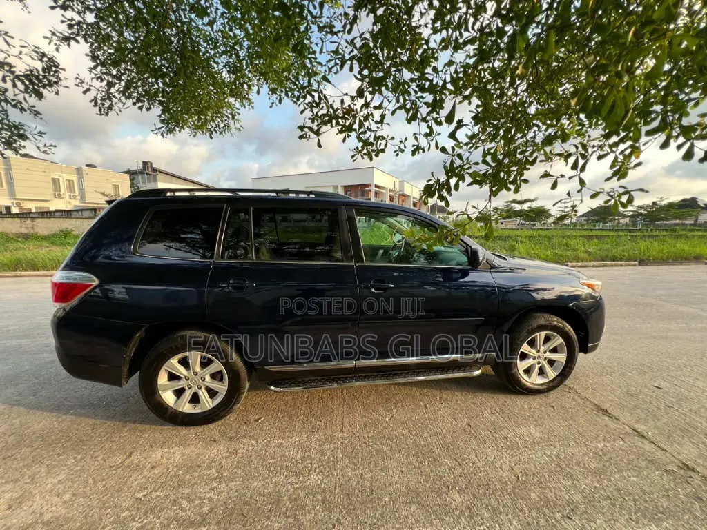 Toyota Highlander SE 2011 Blue