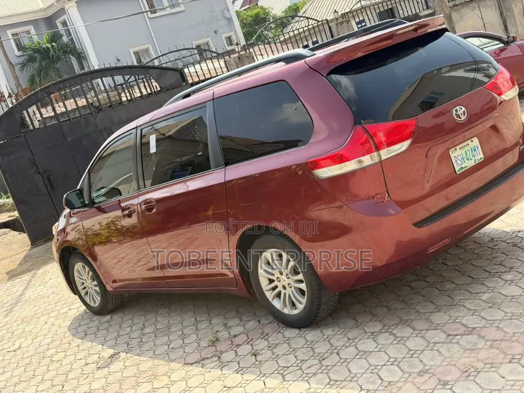 Toyota Sienna 2011 Maroon