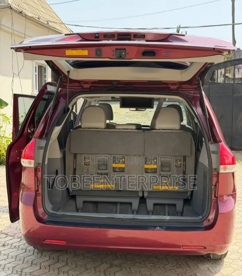 Toyota Sienna 2011 Maroon