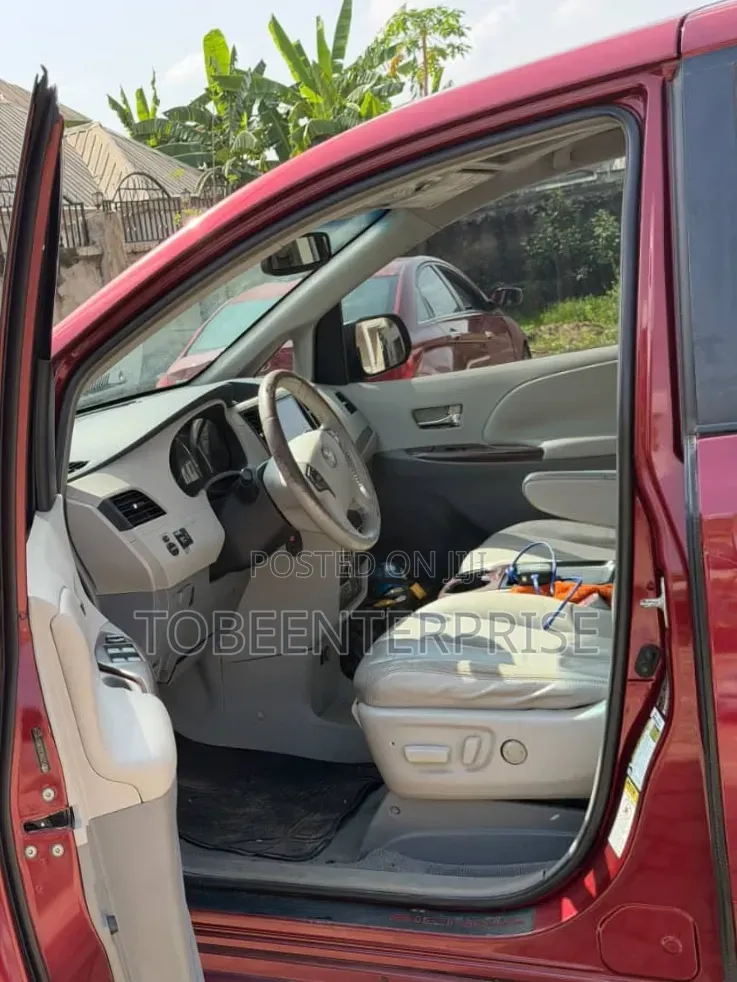 Toyota Sienna 2011 Maroon