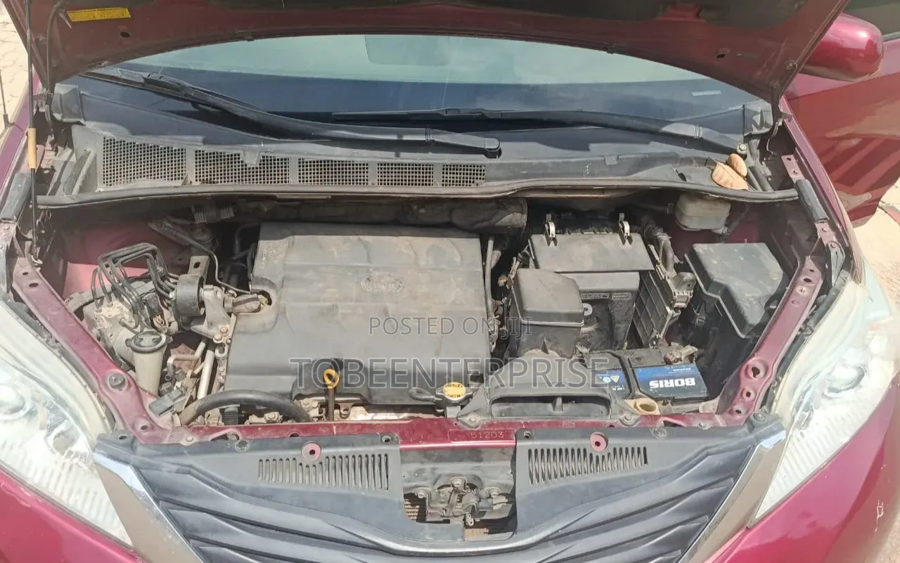 Toyota Sienna 2011 Maroon