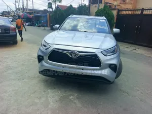 Toyota Highlander XLE 2021 Silver