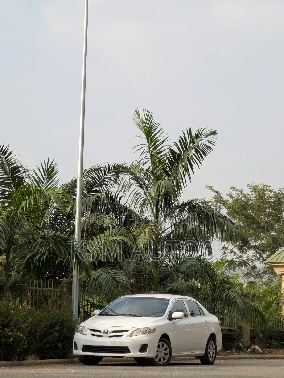 Toyota Corolla LE 4dr Sedan (1.8L 4cyl 4A) 2013 White