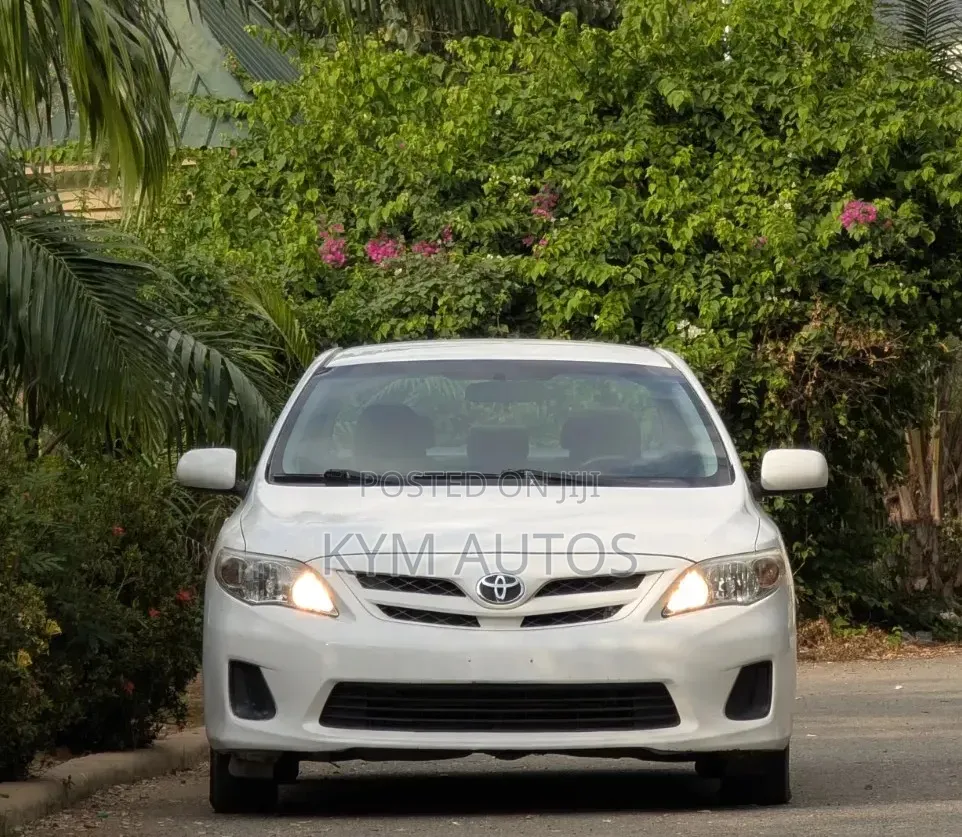 Toyota Corolla LE 4dr Sedan (1.8L 4cyl 4A) 2013 White
