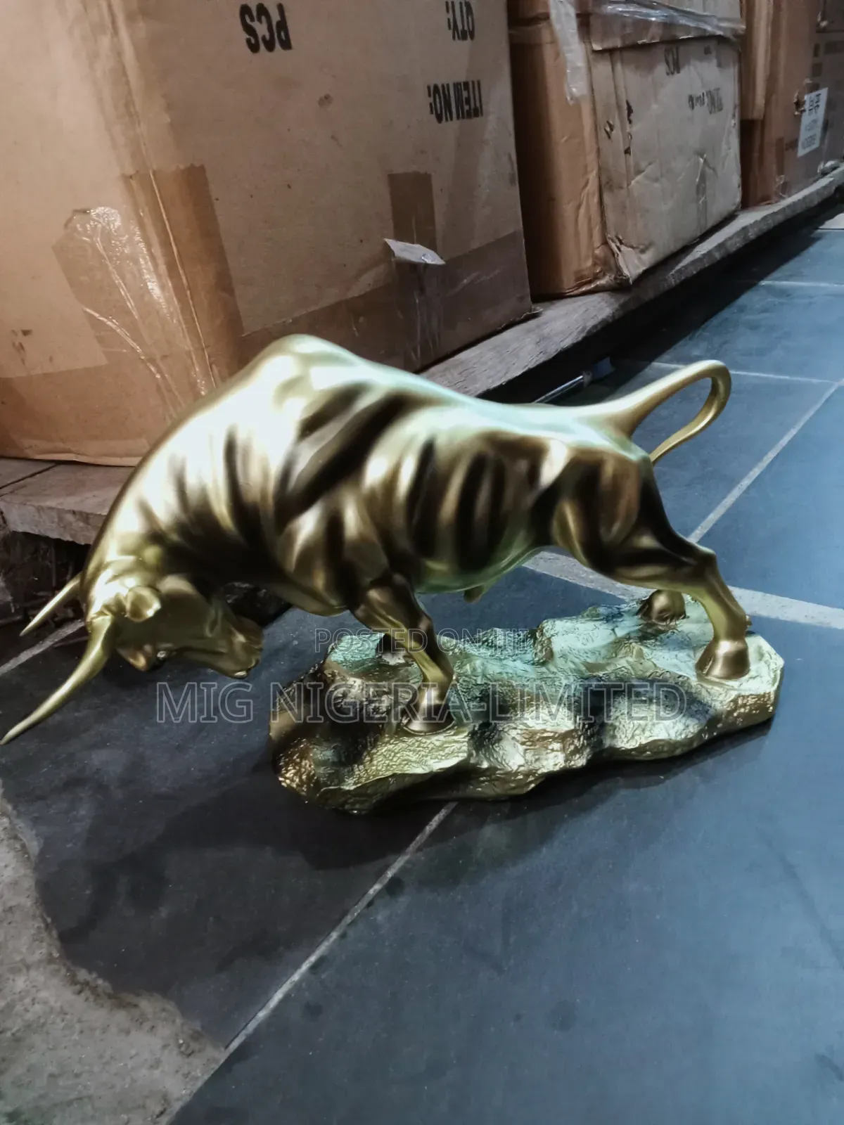 Angry Bull Sculpture Showpiece for Home Decor