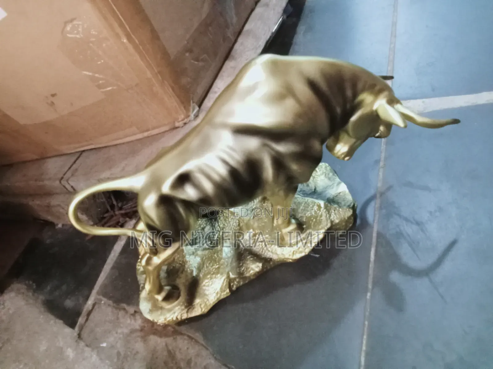 Angry Bull Sculpture Showpiece for Home Decor