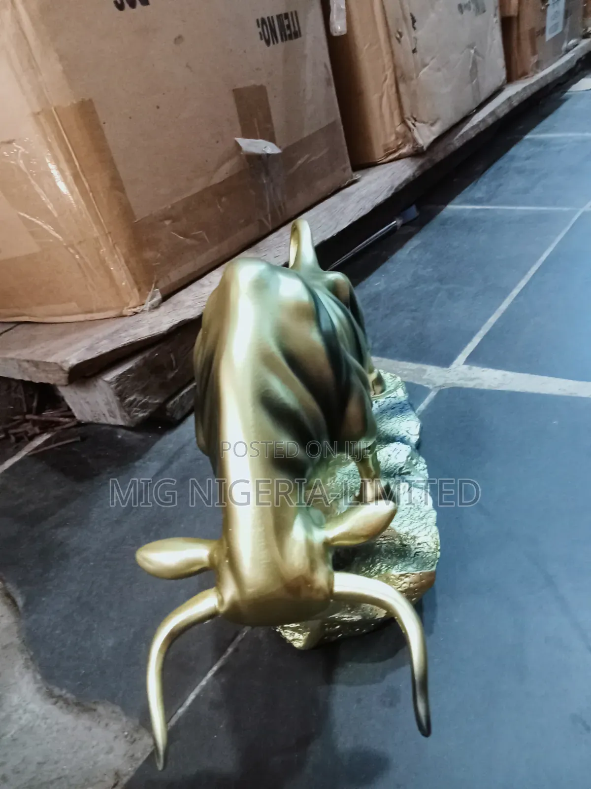 Angry Bull Sculpture Showpiece for Home Decor