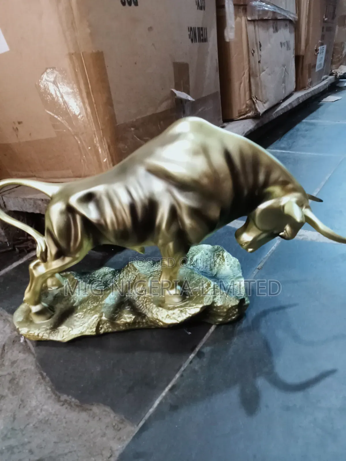 Angry Bull Sculpture Showpiece for Home Decor