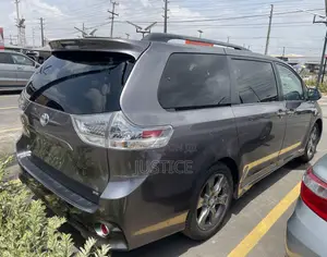 Toyota Sienna SE Premium 8-Passenger 4dr Minivan (3.5L 6cyl 6A) 2015