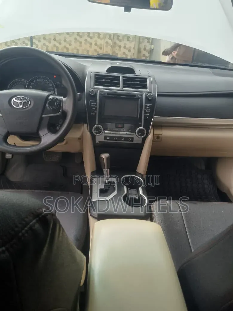 Toyota Camry LE 4dr Sedan (2.5L 4cyl 6A) 2015 White