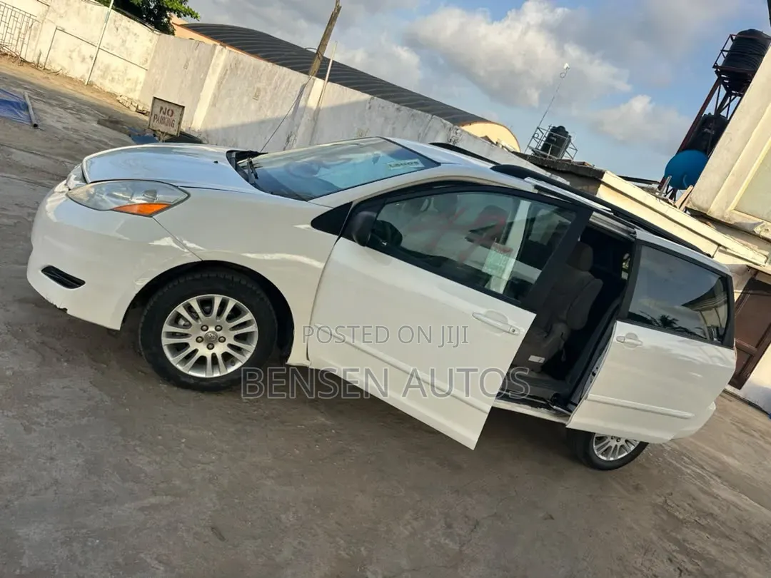 Toyota Sienna LE 4WD 2007 White