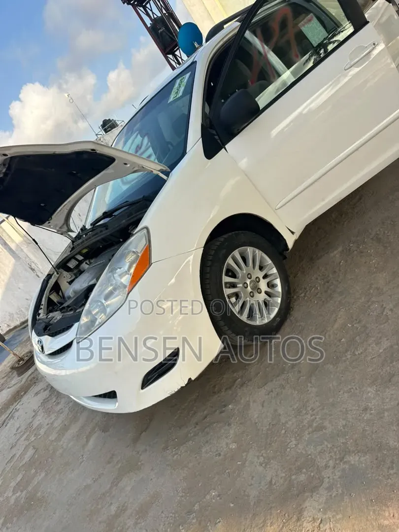 Toyota Sienna LE 4WD 2007 White