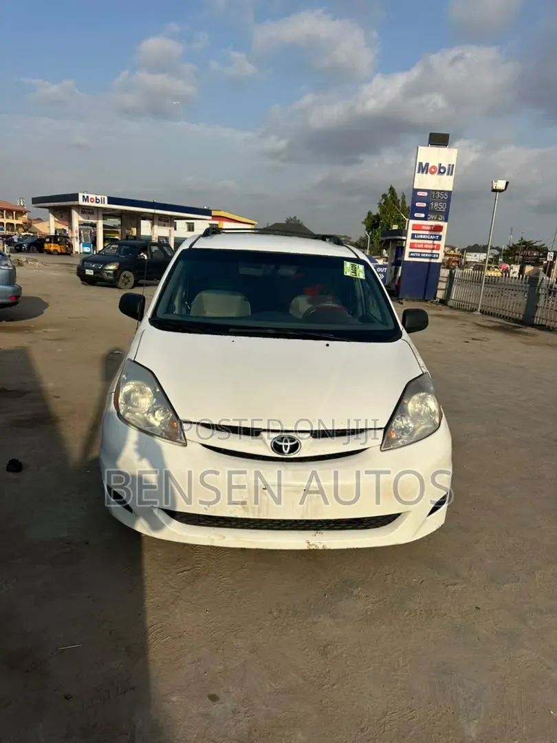 Toyota Sienna LE 4WD 2007 White