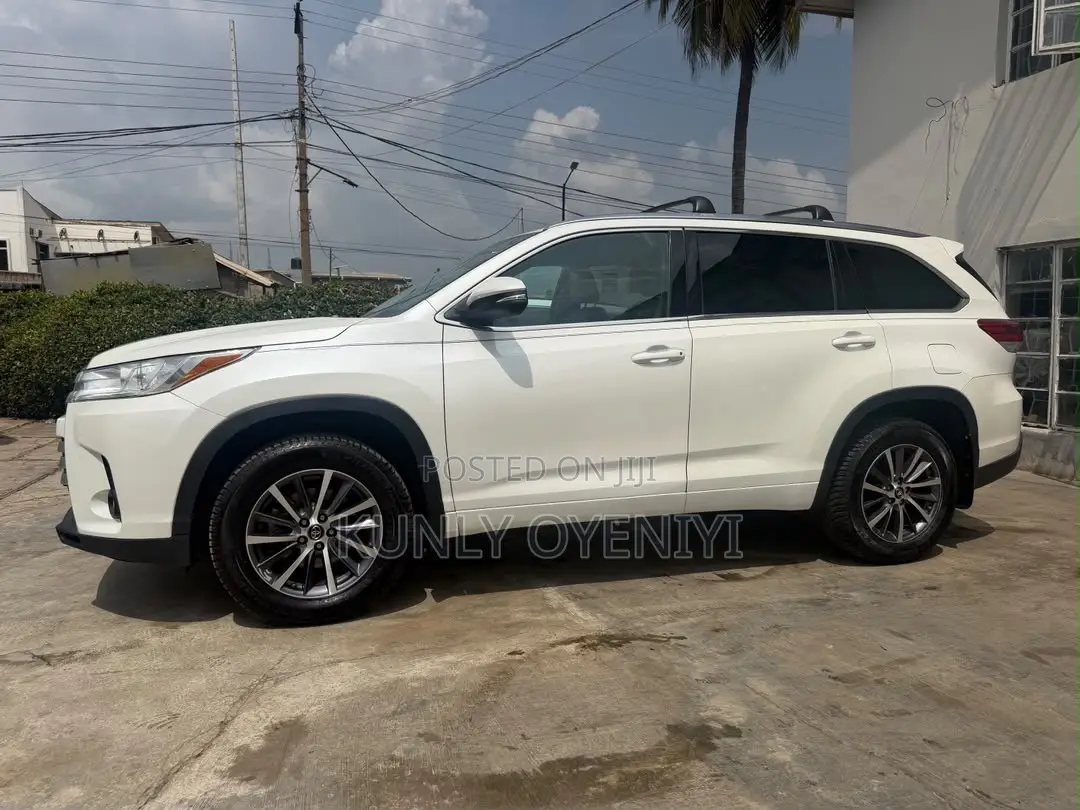 Toyota Highlander XLE 4x2 V6 (3.5L 6cyl 8A) 2018 White