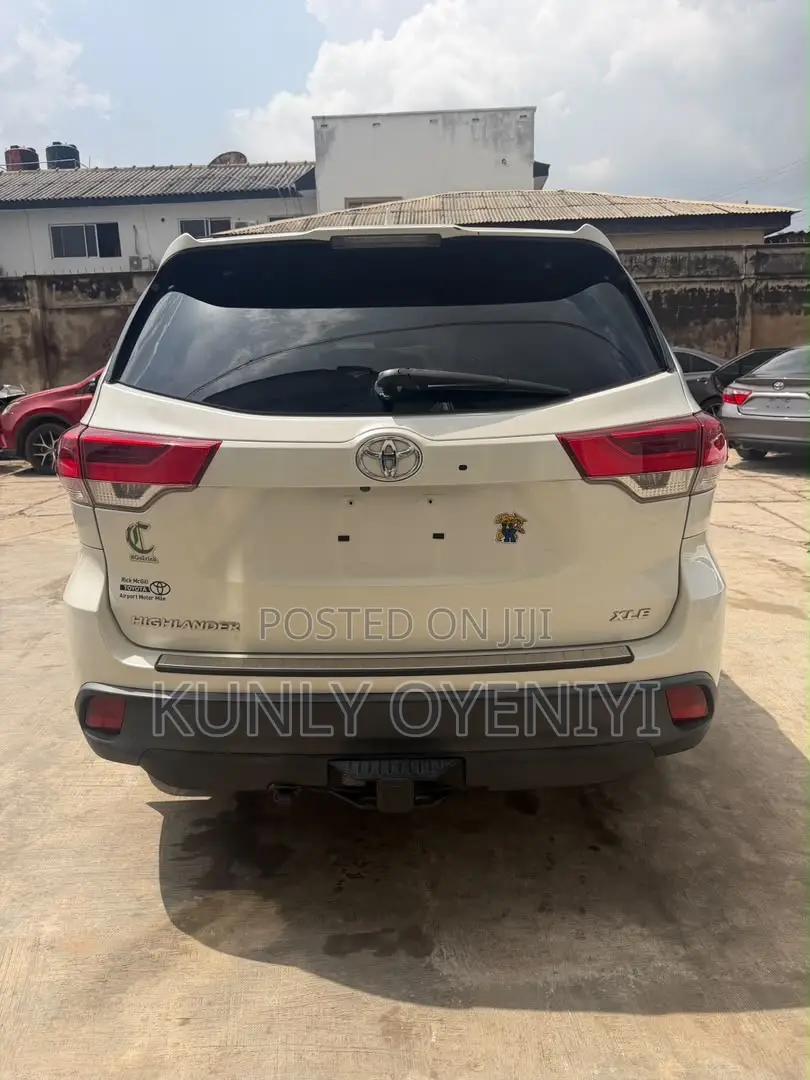 Toyota Highlander XLE 4x2 V6 (3.5L 6cyl 8A) 2018 White